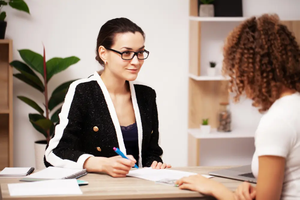 recruteuse en face d'une candidate